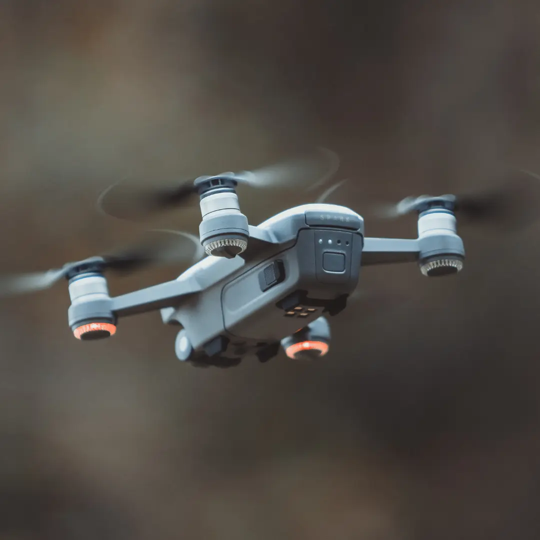 Drone sobrevoando um canteiro de obras