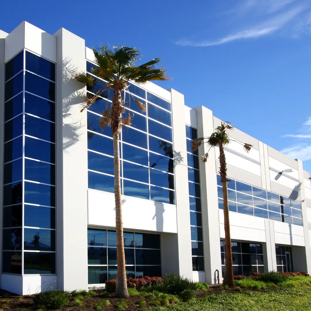 Fachada de um edifício comercial moderno